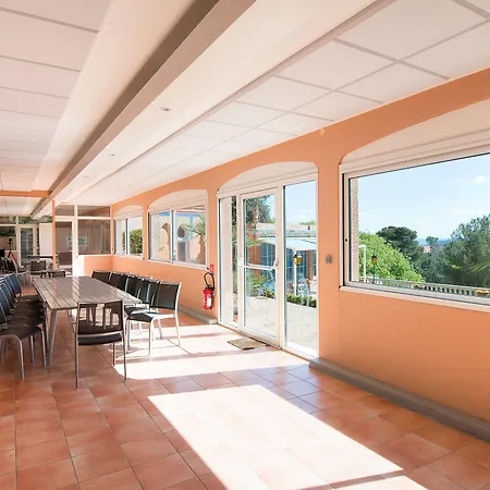 Oda ve Kahvaltı Le Logis Du Mas 3*