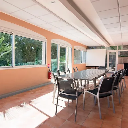 Le Logis Du Mas Bed & Breakfast 3*